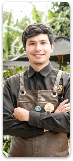 Equipo de trabajo del restaurante Casa San Pedro brindando excelencia en el servicio.